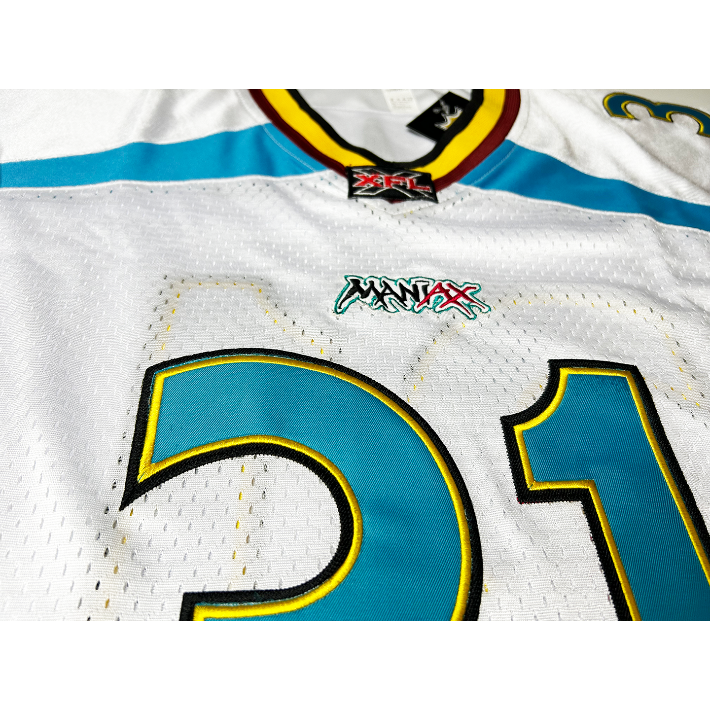 Memphis Maniax XFL Jersey close-up white Jersey with logo Royal Retros